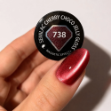 Muestra del esmalte Semilac 738 Cherry Choco Jelly Gloss sobre la uña
