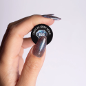 Muestra del esmalte Semilac 828 Grey Holo sobre la uña