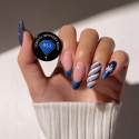 Manicura con el esmalte Semilac 953 Mystery Blue