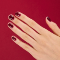 Manicura con el esmalte Semilac 954 Silky Rouge