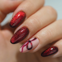 Manicura con el esmalte Semilac 955 Holly Berry Red
