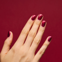 Manicura con el esmalte Semilac 955 Holly Berry Red