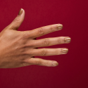 Manicura con el esmalte Semilac 956 Vintage Gold