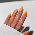 Manicura con el esmalte Semilac 977 Orange Glow