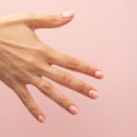 Manicura con el esmalte Semilac 932 Confetti Dance