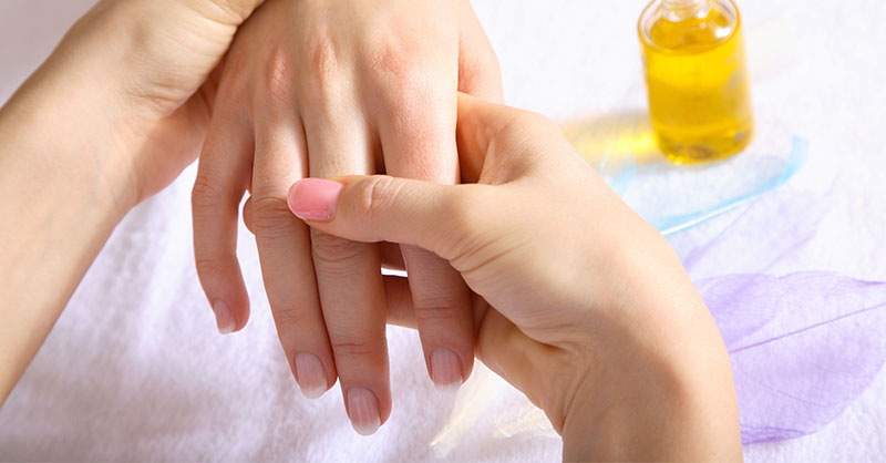 Masaje de manos después de la manicura