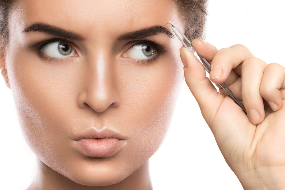 Trucos para depilarse las cejas que no sabías
