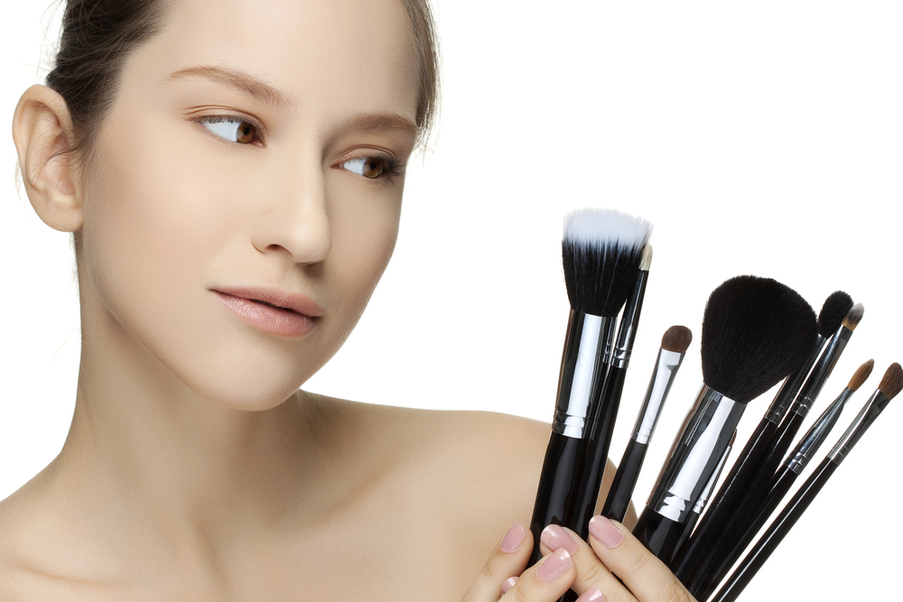 5 tipos de brochas de maquillaje según su función