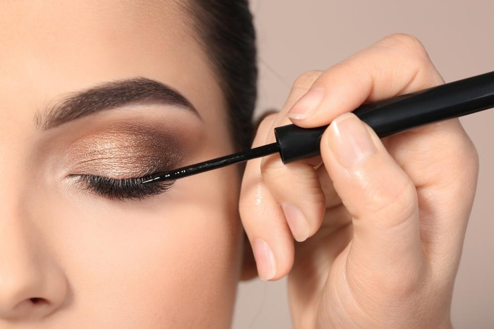 Lápiz de ojos waterproof: la elección perfecta para una belleza duradera