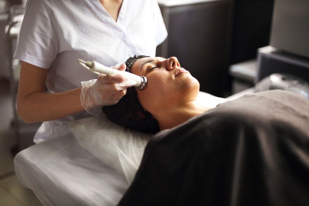 Qué es la radiofrecuencia facial y para qué sirve