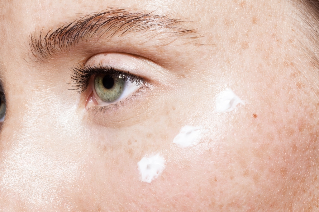 Cómo cuidar el contorno de ojos: consejos para potenciar tu mirada